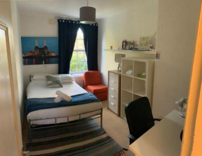 CENTRAL LOCATION! Double Bedroom 2 Mins Walk from Battersea Power underground Station!